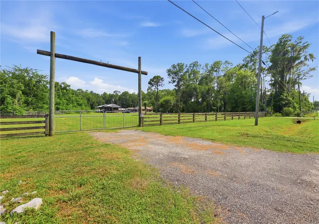 Photo 3 of Sale Pending at 1820 Old Daytona Rd, Deland, FL 32724 | MLS# V4950108 | Listing updated on 2026-08-07
