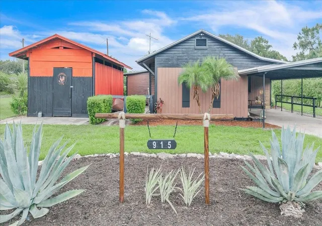 Photo 1 of Single family home for sale at 915 E Charles St, Arcadia, FL 34266 | MLS# C7528191 | Listing updated on 2026-08-04