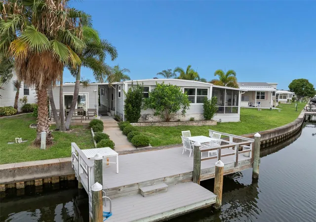 Photo 4 of Manufactured home for sale at 7162 Mount Arlington Dr NE #417, Saint Petersburg, FL 33702 | MLS# TB8527316 | Listing updated on 2026-09-27