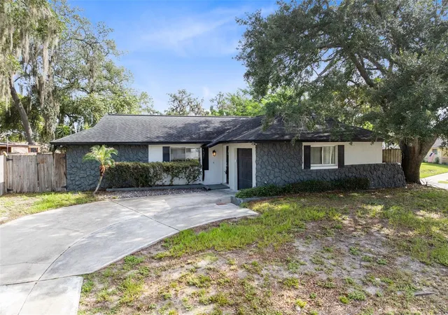 Photo 3 of Single family home for sale at 611 Pheasant Ave, Longwood, FL 32750 | MLS# O6423564 | Listing updated on 2026-10-06