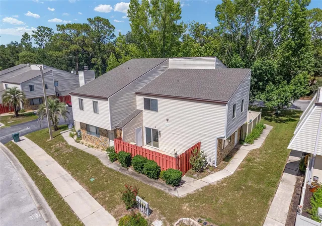 2nd image of 2213 Ne 45th Ave, Ocala, FL 34470 | MLS# OM728141