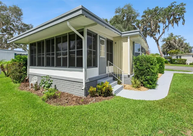 Photo 3 of Manufactured home for sale at 111 Ixora Way, Leesburg, FL 34748 | MLS# G5114837 | Listing updated on 2026-08-30