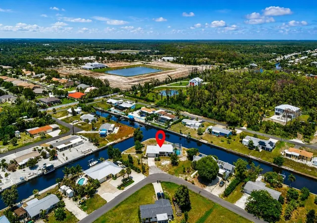 2nd image of 898 E 6th St, Englewood, FL 34223 | MLS# D6148024