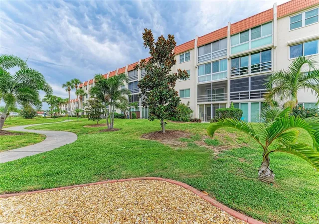 Photo 4 of Condo for sale at 220 Santa Maria St #338, Venice, FL 34285 | MLS# A4699490 | Listing updated on 2026-08-14