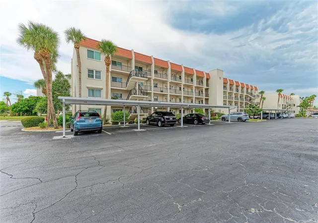Photo 5 of Condo for sale at 220 Santa Maria St #338, Venice, FL 34285 | MLS# A4699490 | Listing updated on 2026-08-14