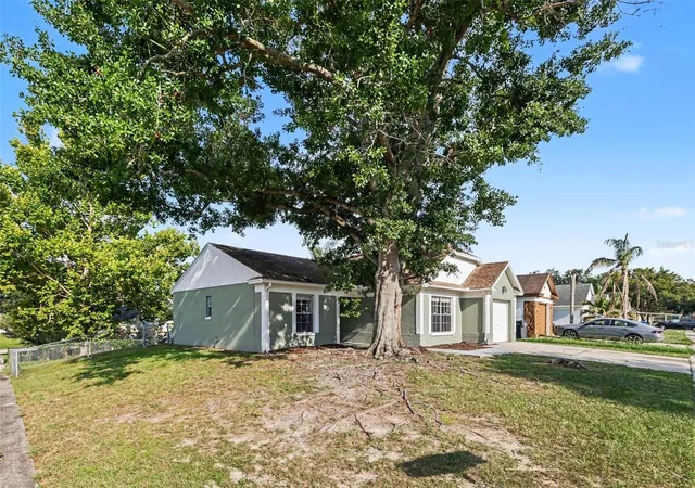 Photo 2 of Single family home for sale at 301 Regal Park Dr, Valrico, FL 33594 | MLS# O6423645 | Listing updated on 2026-09-29