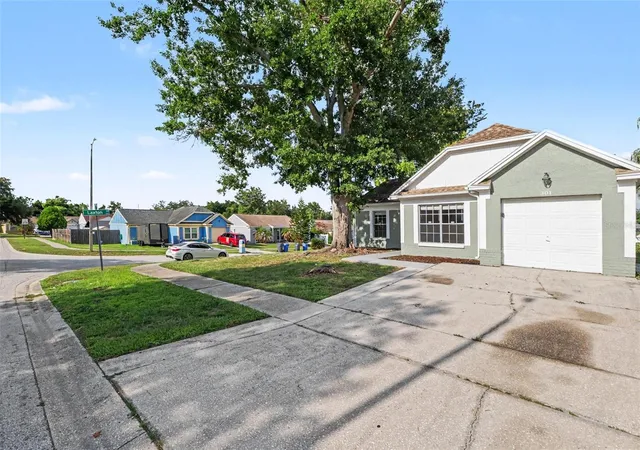 Photo 3 of Single family home for sale at 301 Regal Park Dr, Valrico, FL 33594 | MLS# O6423645 | Listing updated on 2026-09-29