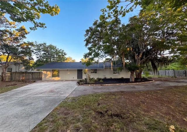 Homes for sale in Tavares, FL | 827 Dora Ave, Tavares, FL 32778 | MLS# O6423654
