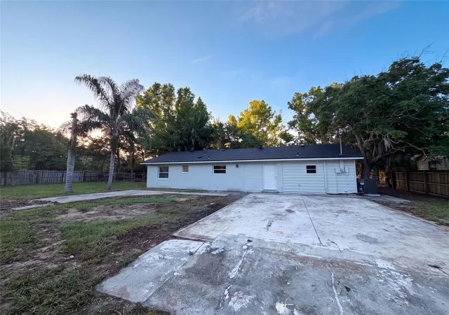 Homes for sale in Tavares, FL | 827 Dora Ave, Tavares, FL 32778 | MLS# O6423654