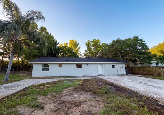 Homes for sale in Tavares, FL | 827 Dora Ave, Tavares, FL 32778 | MLS# O6423654