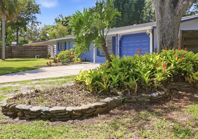 Photo 2 of Single family home for sale at 2000 Craft Ln, Sarasota, FL 34239 | MLS# A4699508 | Listing updated on 2026-09-22