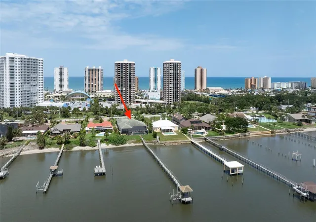 Photo 3 of Sale Pending at 3020 S Peninsula Dr, Daytona Beach, FL 32118 | MLS# NS1088690 | Listing updated on 2026-08-27