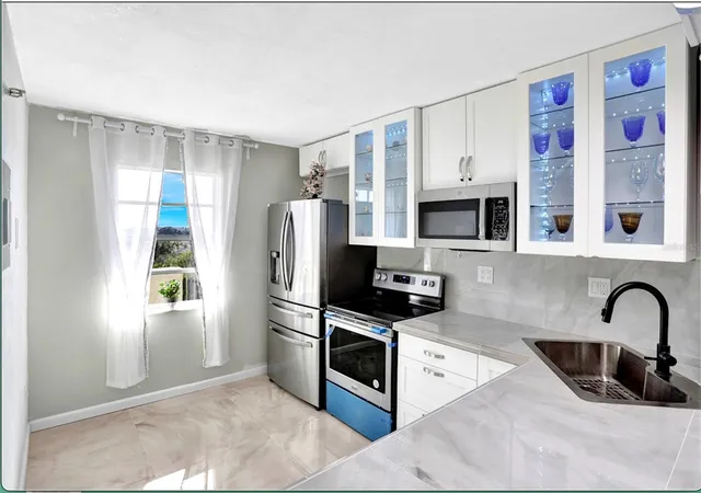 Listing Photo 2 - Condo for sale in building located at 3940 Inverrary Blvd, Lauderhill, FL 33319 - Unit #703A
