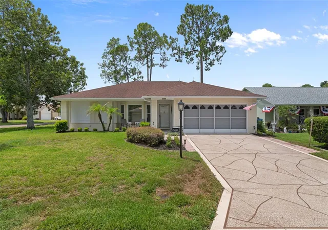 Photo 1 of Single family home for sale at 7196 Crown Oaks Dr, SPRING HILL, FL 34606 | MLS# W7887491 | Listing updated on 2026-10-01