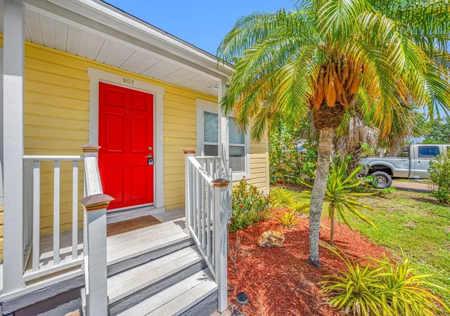 Photo 2 of Single family home for sale at 907 18th Avenue W, Palmetto, FL 34221 | MLS# A4699518 | Listing updated on 2026-09-13