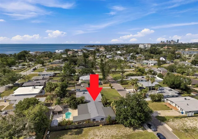 Photo 1 of Single family home for sale at 3947 Huntington St NE, Saint Petersburg, FL 33703 | MLS# TB8527580 | Listing updated on 2026-10-15