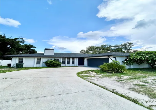 Photo 3 of Single family home for sale at 4633 Brooksdale Dr, Sarasota, FL 34232 | MLS# A4699532 | Listing updated on 2026-08-26
