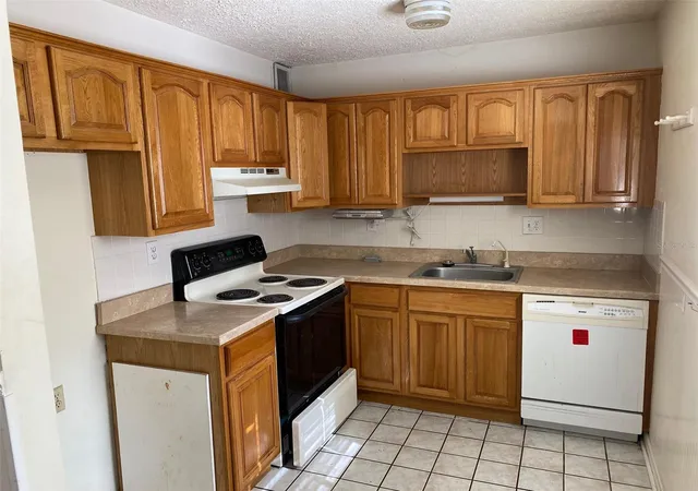 4th image of 11720 Raintree Lake Ln #B, Tampa, FL 33617 | MLS# TB8527604