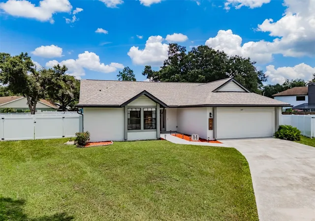 3rd image of 304 Scarlet Oak Ct, Seffner, FL 33584 | MLS# TB8527606