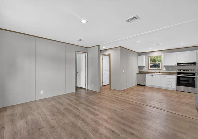 Photo 2 of Manufactured home for sale at 607 Lawrence St, Wildwood, FL 34785 | MLS# G5114859 | Listing updated on 2026-08-26