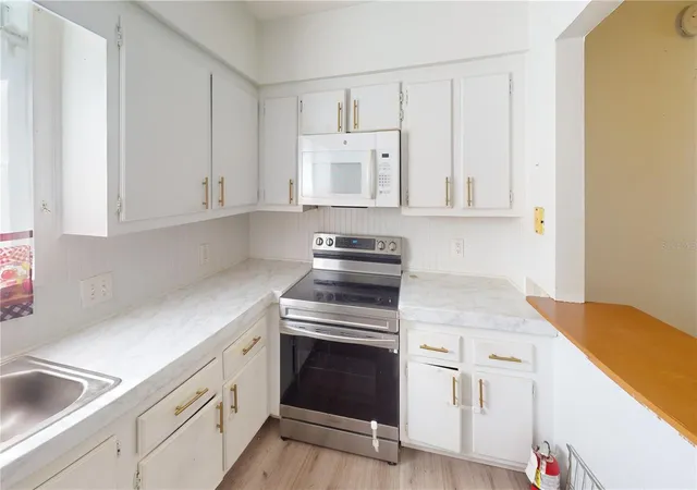 Listing Photo 4 - Condo for sale in building located at 4030 Cortez Dr, TAMPA, FL 33614 - Unit #B