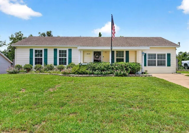 Homes for sale in Deltona, FL | 3018 Yorkshire Dr, Deltona, FL 32738 | MLS# V4950129