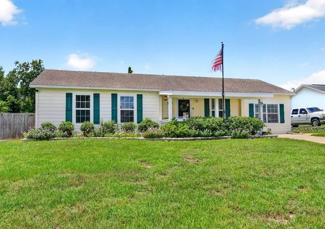 Homes for sale in Deltona, FL | 3018 Yorkshire Dr, Deltona, FL 32738 | MLS# V4950129
