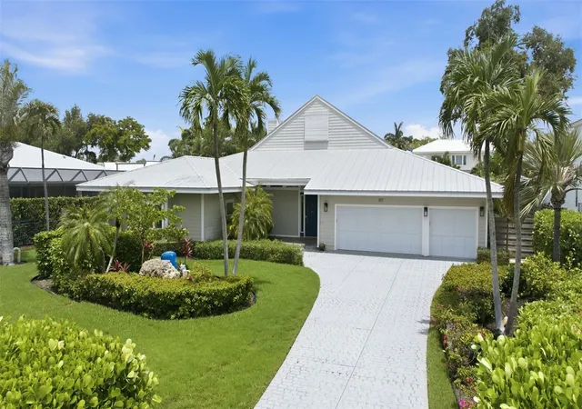 Photo 1 of Sale Pending at 1511 N Lake Shore Dr, Sarasota, FL 34231 | MLS# A4699567 | Listing updated on 2026-08-13