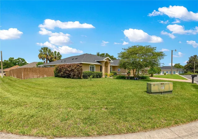 Photo 4 of Sale Pending at 2208 SE 24th Terrace, Ocala, FL 34471 | MLS# OM728197 | Listing updated on 2026-08-24