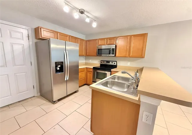 Photo 4 of Townhouse for sale at 609 Cresting Oak Cir #98, Orlando, FL 32824 | MLS# S5153423 | Listing updated on 2026-08-10