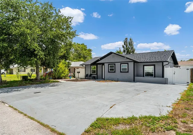 2nd image of 1305 29th St W, Bradenton, FL 34205 | MLS# TB8527774