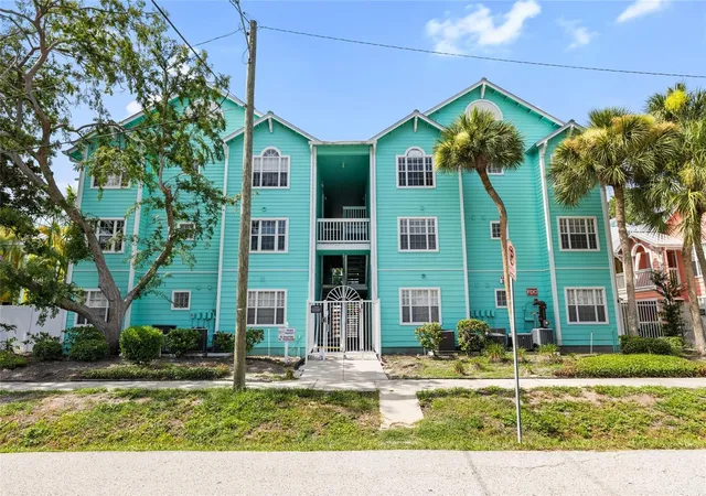 Listing Photo 2 - Condo for sale in building located at 3002 W Cleveland St, Tampa, FL 33609 - Unit #B6