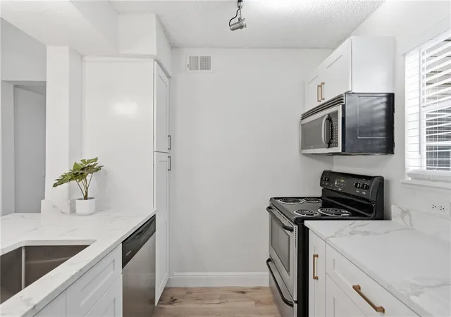 3rd image of 2500 Winding Crk Blvd #F305, Clearwater, FL 33761 | MLS# TB8527853