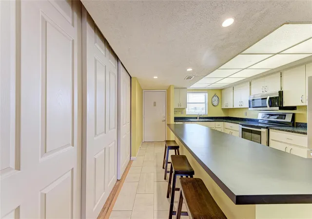 Listing Photo 3 - Condo for sale in building located at 3983 Maceachen Blvd, Sarasota, FL 34233 - Unit #434