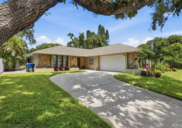 2nd image of 707 Knollwood Dr, Largo, FL 33770 | MLS# TB8527885