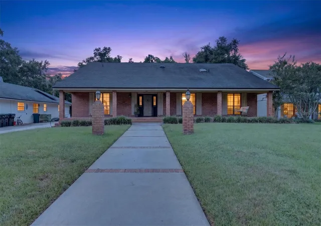 Photo 1 of Single family home for sale at 306 Oak Ests Dr, Orlando, FL 32806 | MLS# O6423993 | Listing updated on 2026-09-04