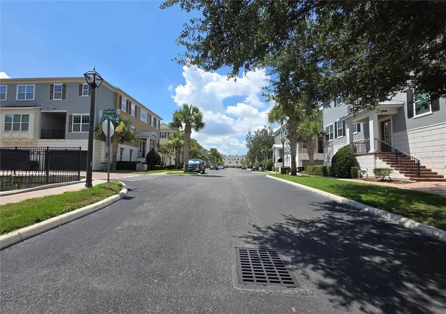 Photo 4 of Townhouse for sale at 529 Lanark Ct, Orlando, FL 32806 | MLS# TB8527900 | Listing updated on 2026-07-18