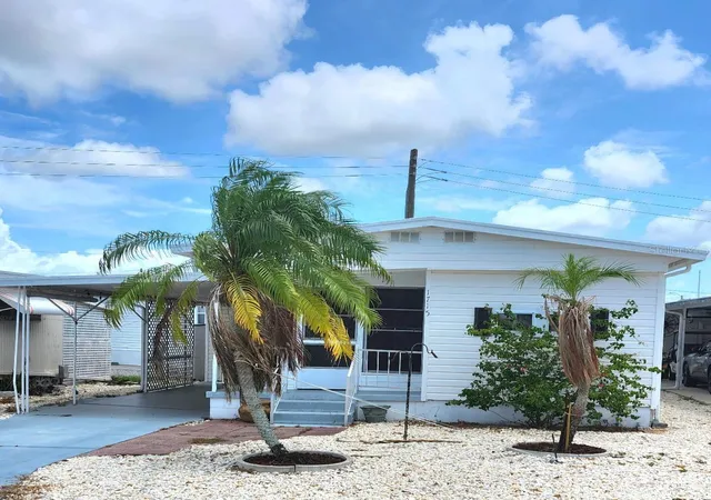 2nd image of 1715 Illinois Ave, Bradenton, FL 34207 | MLS# A4699608