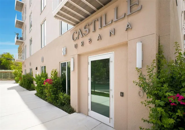 Photo 2 of Condo for sale at 600 3rd Avenue S #302, Saint Petersburg, FL 33701 | MLS# TB8527999 | Listing updated on 2026-10-10