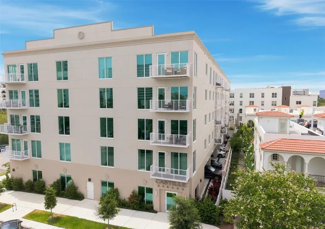 Photo 3 of Condo for sale at 600 3rd Avenue S #302, Saint Petersburg, FL 33701 | MLS# TB8527999 | Listing updated on 2026-10-10