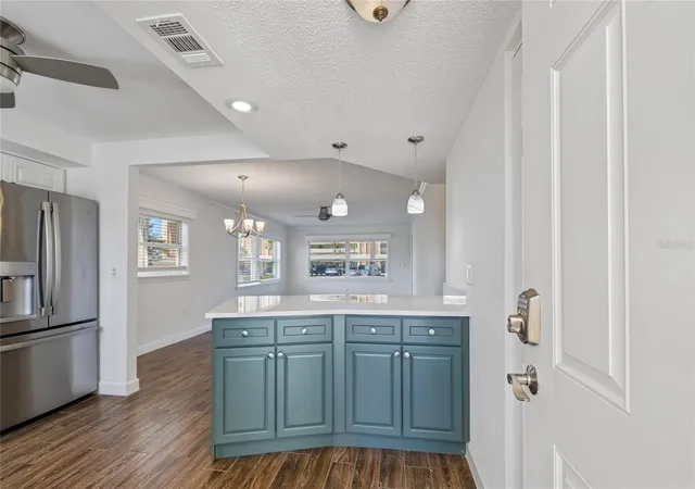 Photo 3 of Condo for sale at 4575 Cove Cir #101, St Petersburg, FL 33708 | MLS# TB8528026 | Listing updated on 2026-09-05
