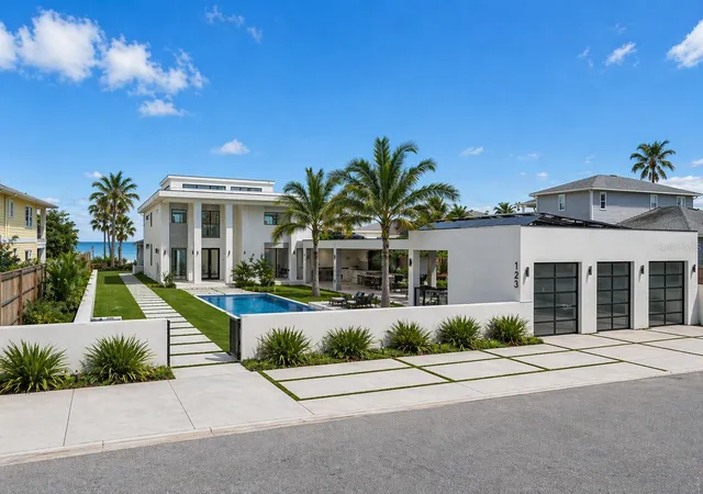 Photo 2 of Single family home for sale at 1817 Beach Dr Se, Saint Petersburg, FL 33705 | MLS# TB8528050 | Listing updated on 2026-08-10