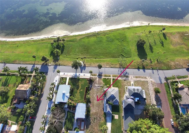 Photo 3 of Single family home for sale at 1817 Beach Dr SE, Saint Petersburg, FL 33705 | MLS# TB8528050 | Listing updated on 2026-10-15