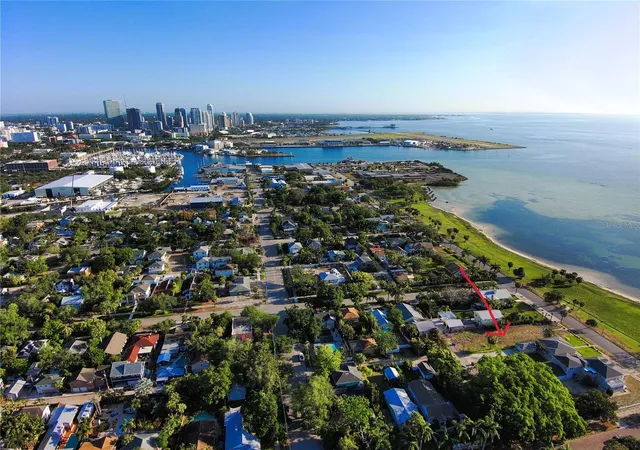 Photo 4 of Single family home for sale at 1817 Beach Dr SE, Saint Petersburg, FL 33705 | MLS# TB8528050 | Listing updated on 2026-10-15