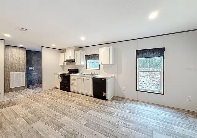Photo 5 of Sale Pending at 150 Lake Galilee Dr, Hawthorne, FL 32640 | MLS# TB8528067 | Listing updated on 2026-09-01