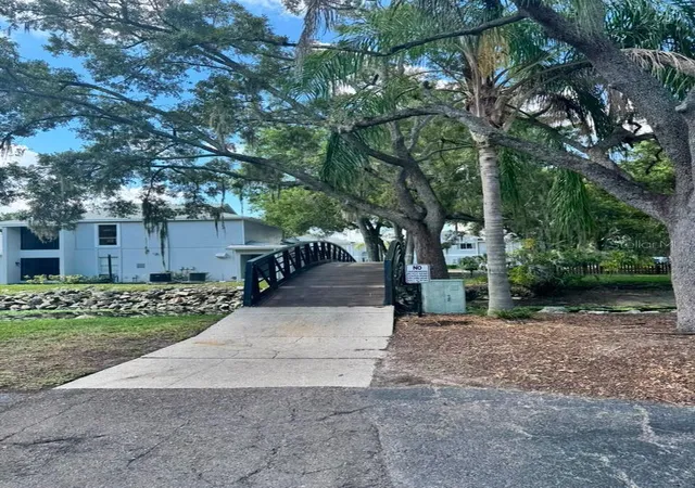 3rd image of 4140 Dolphin Dr, TAMPA, FL 33617