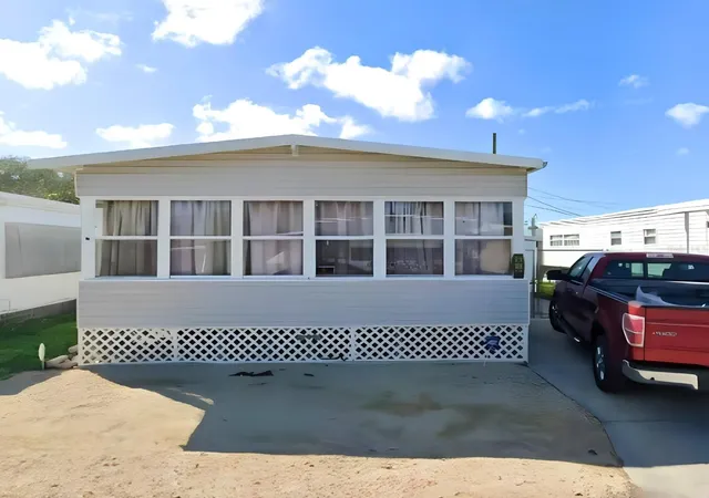1st image of 916 51st Avenue Plz W, Bradenton, FL 34207 | MLS# D6148037