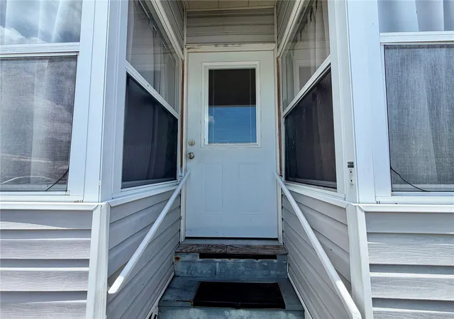 2nd image of 916 51st Avenue Plz W, Bradenton, FL 34207 | MLS# D6148037