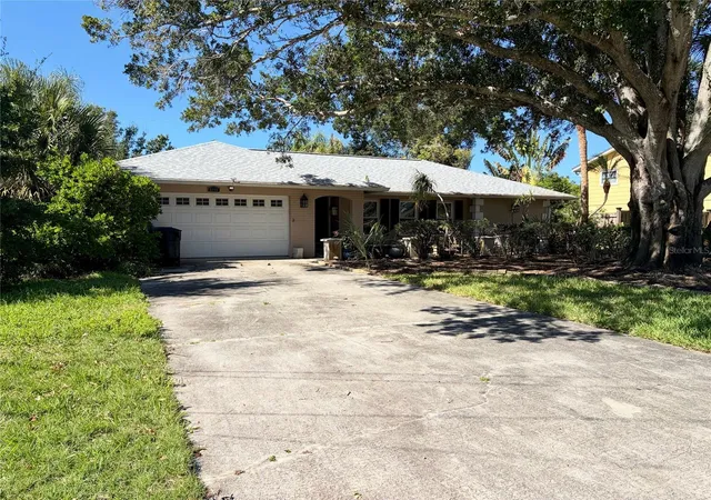 Photo 3 of Single family home for sale at 5230 Venetian Blvd Ne, Saint Petersburg, FL 33703 | MLS# TB8528202 | Listing updated on 2026-10-26