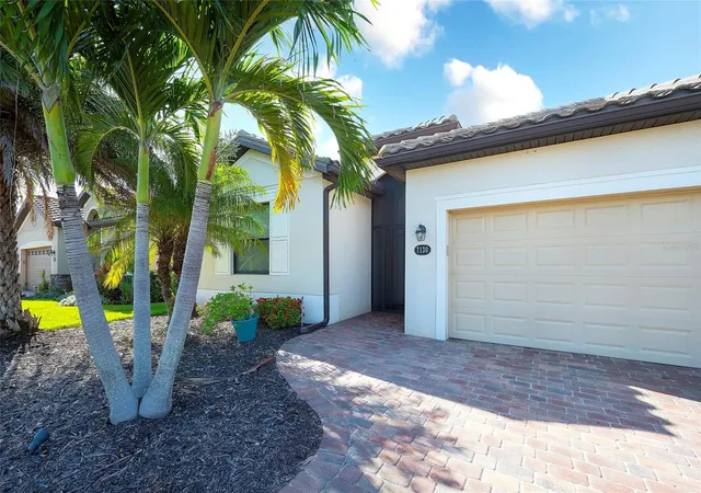 Photo 4 of Single family home for sale at 7130 Quiet Crk Dr, Bradenton, FL 34212 | MLS# A4699708 | Listing updated on 2026-09-17
